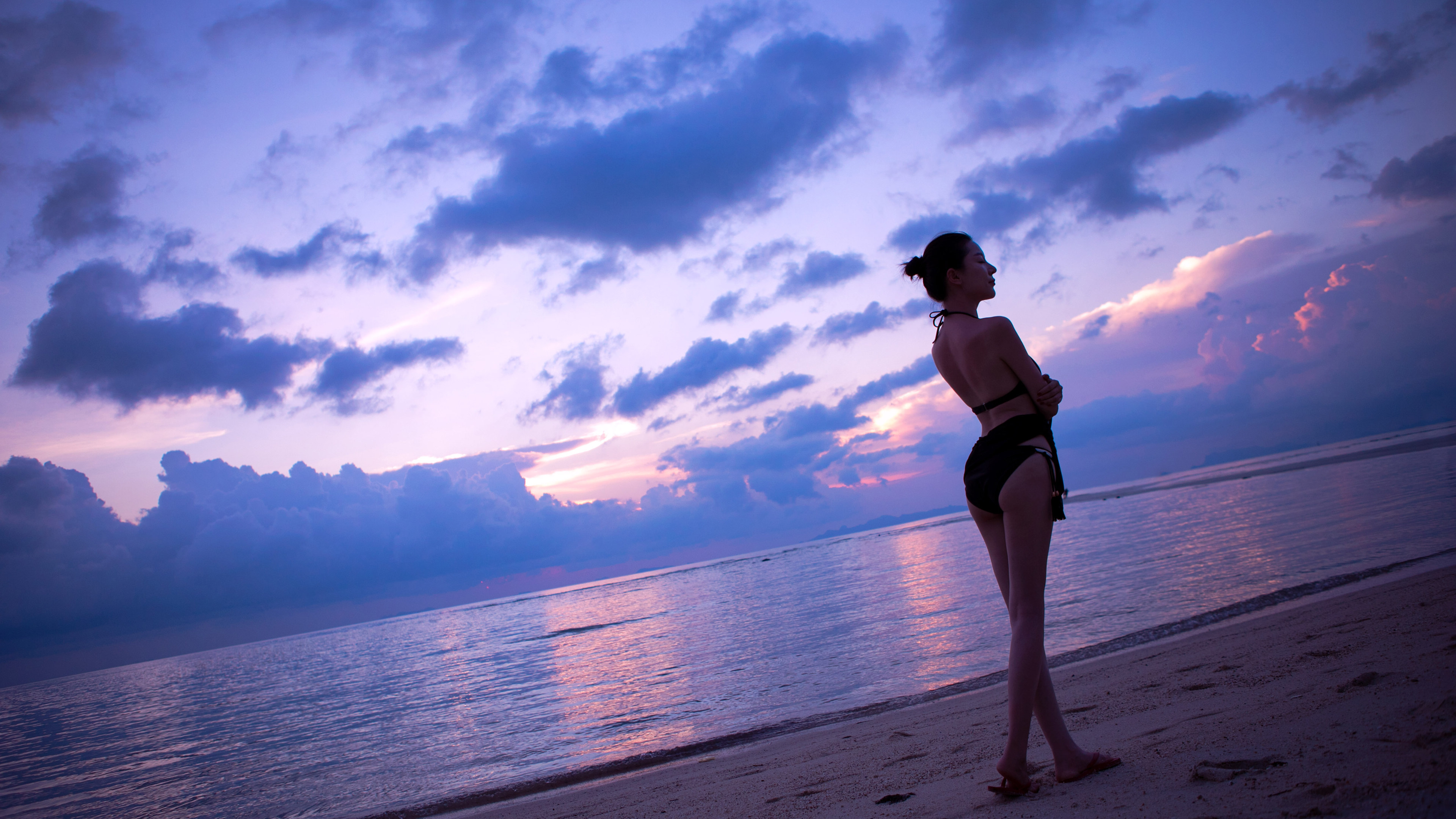 海滩比基尼美女.jpg
